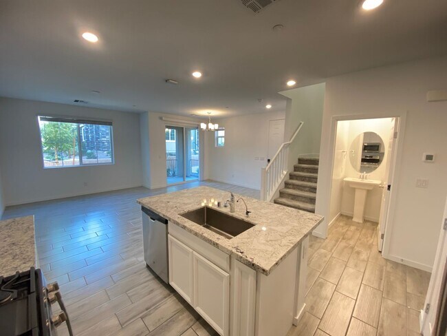 Foto del edificio - Gorgeous 2Bed/2.5Bath/2Car Townhome located in Gated Community in Henderson