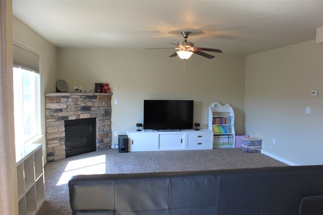 Building Photo - 835 Pistol River Way