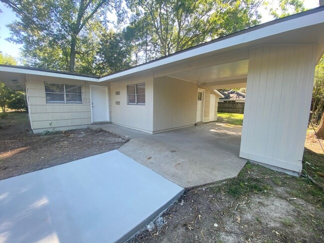 Building Photo - Renovated 3BD 1.5BA House Westdale Terrace...