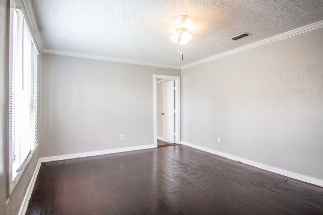 Building Photo - Updated 3/1 in Central Lubbock!!