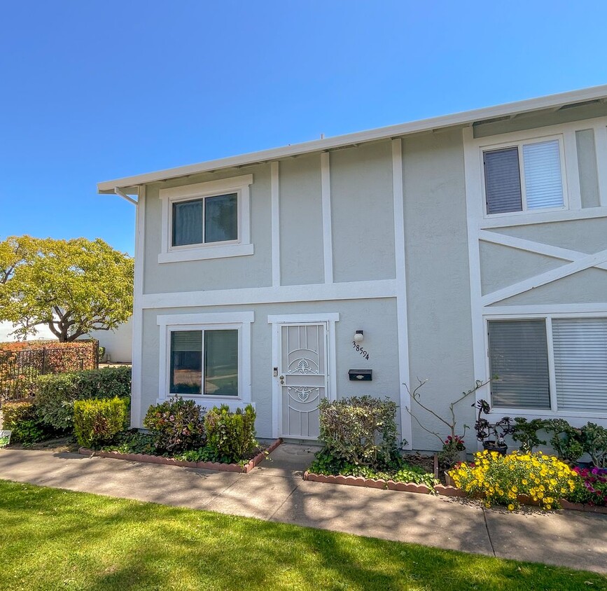 Primary Photo - Updated 2 bed 1.5 bath townhome in central...