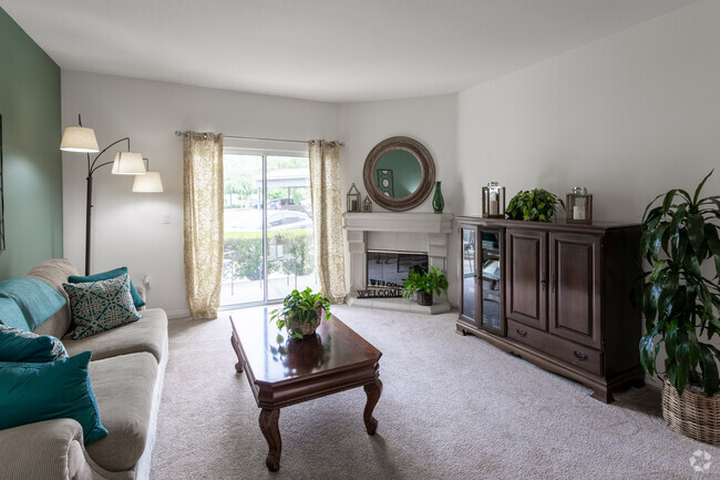 2BR, 2BA - 1045 SF - Crescent Heights Luxury Apartment Homes