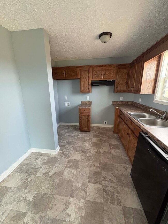 Building Photo - Country Living Comfort!