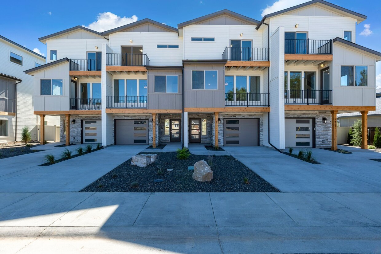 Foto principal - SOLAR POWERED TRI-LEVEL TOWNHOME BLENDS MO...