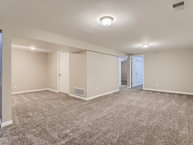 Building Photo - Evolve Real Estate: Spacious 3 Bedroom + 2...
