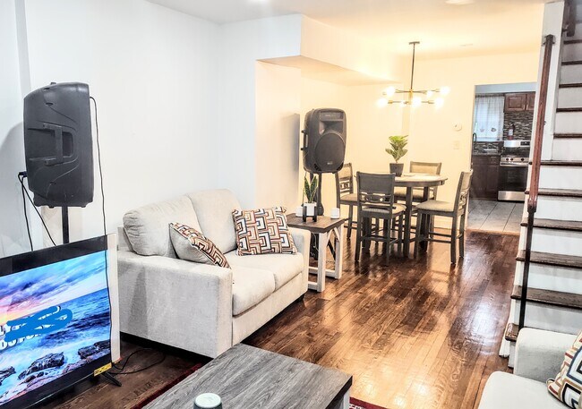 Sala de estar al comedor en el primer piso - 8 Van Nostrand Ave