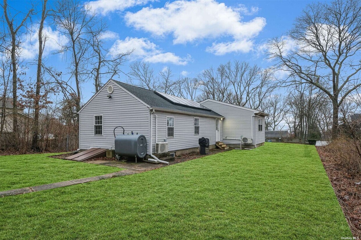 19 Forest Ave, Farmingville, NY 11738 House Rental in Farmingville, NY