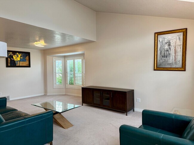 Building Photo - Spacious 4-Bedroom Duplex in Quiet South O...