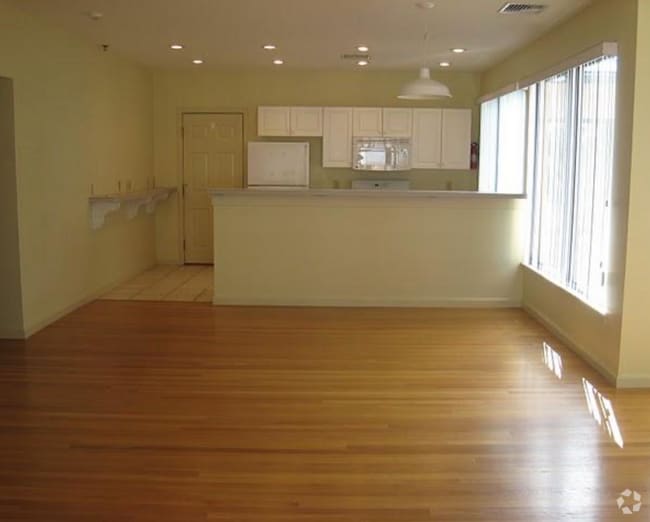 Building Photo - 31 Channing St
