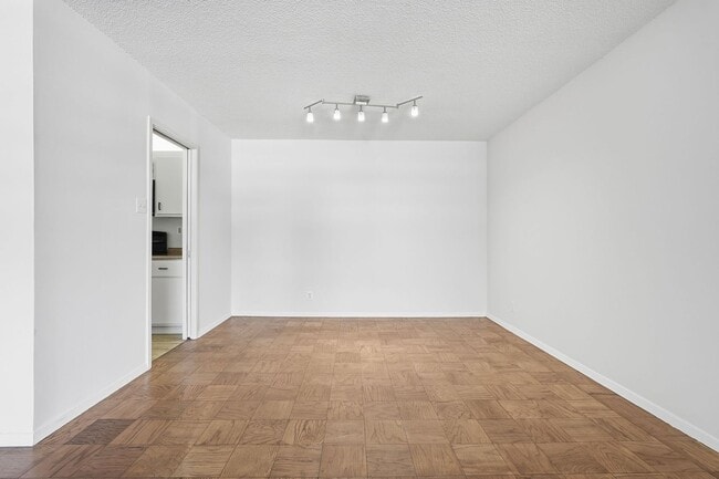 Building Photo - Sun-Filled 1BR/1.5BA with Garage Parking in The Willoughby!