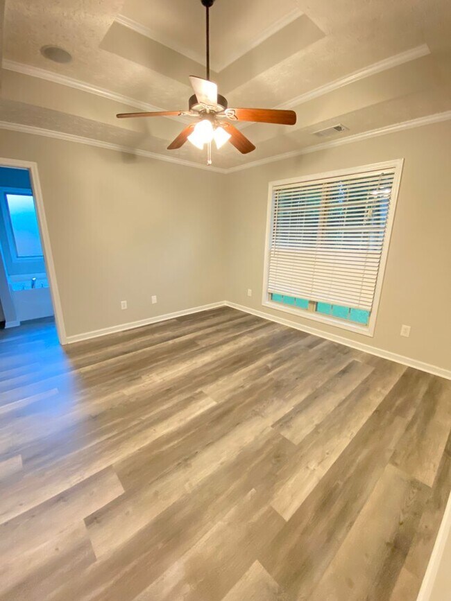 Building Photo - 3Bed/2Bath Available!