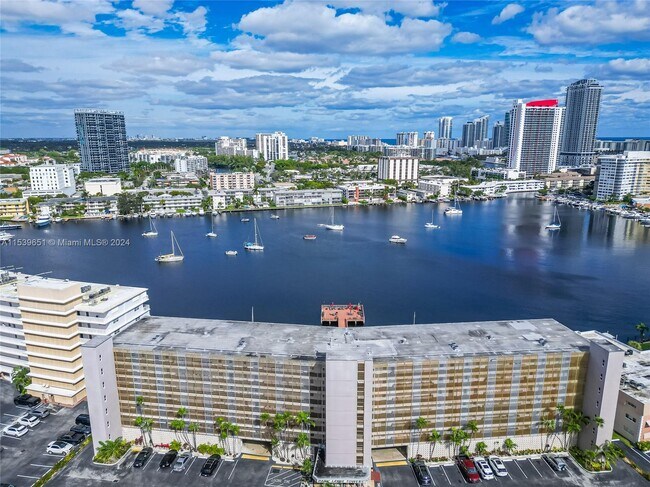 Foto del edificio - 400 Golden Isles Dr