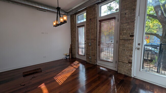 Building Photo - 1222 W Hubbard St