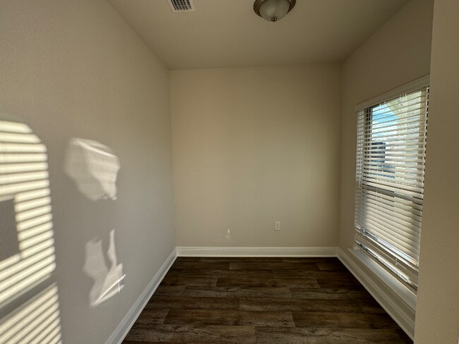 Foto del edificio - 13762 Logan Pl