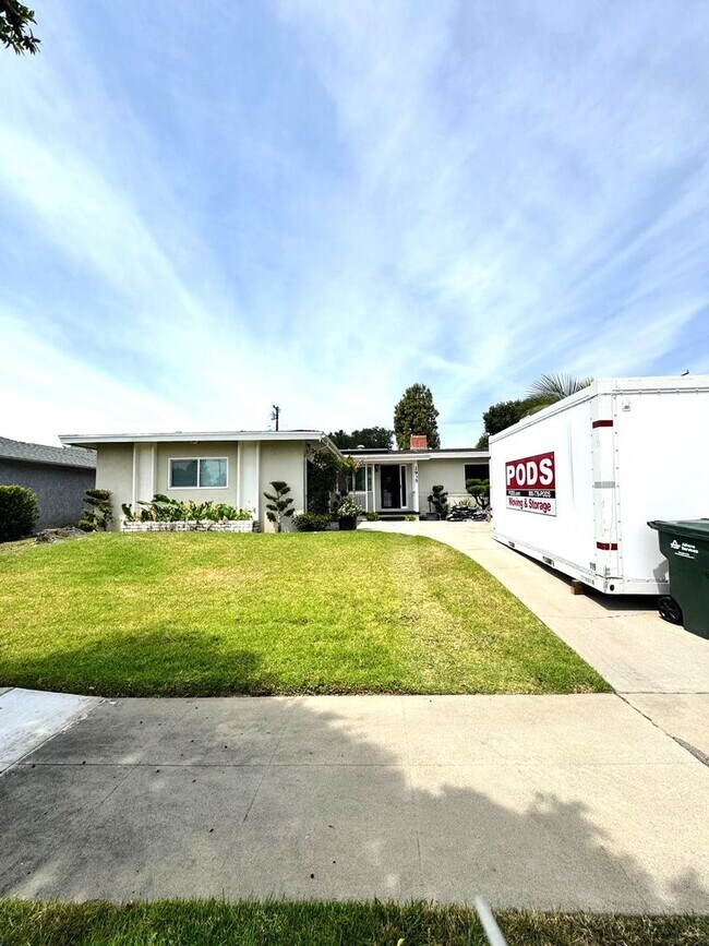 Foto del edificio - Rare 3 Bed Solar Home for Rent in Pomona Near Claremont & La Verne | Yard, Office, Garage