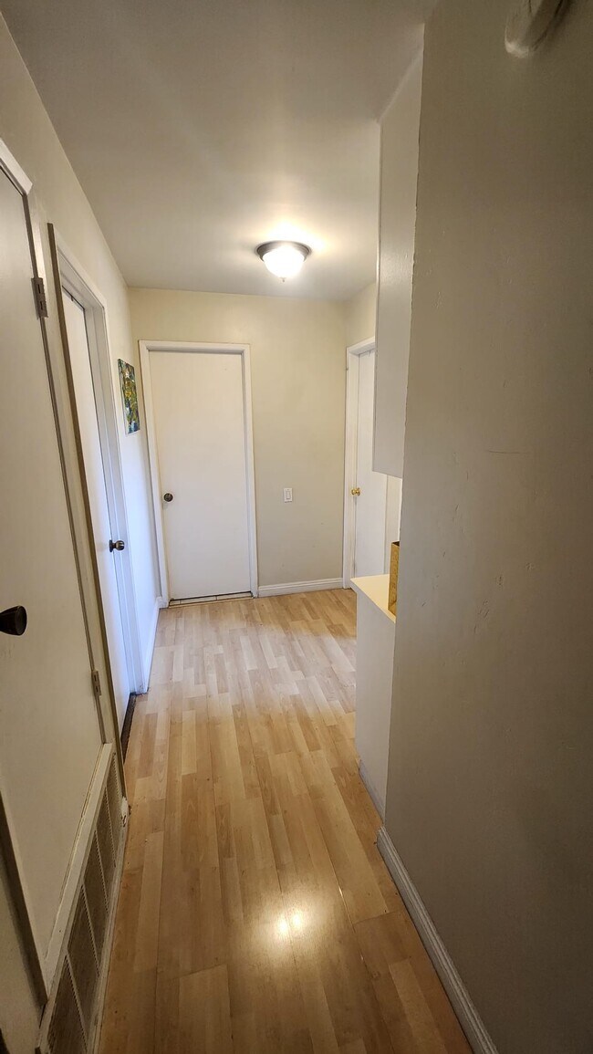 Foto del edificio - 7552 Corbin Ave