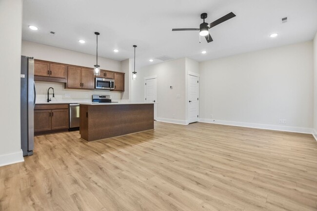 Building Photo - Three Bedroom in Sango!