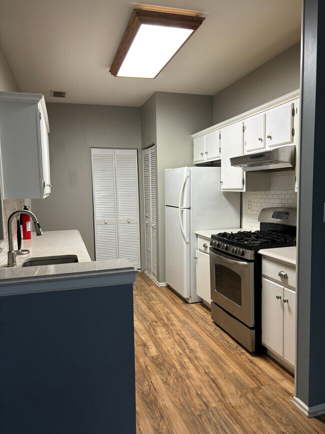 Kitchen - 6141 Cedar Ct