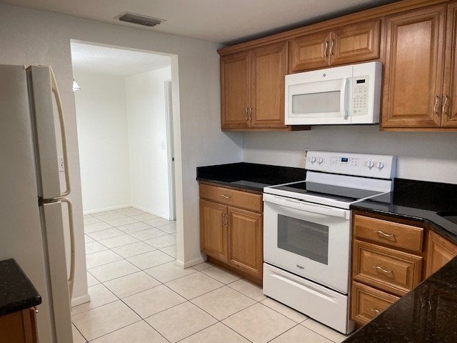 Building Photo - Charming 2/2 Villa in South Gate Available...