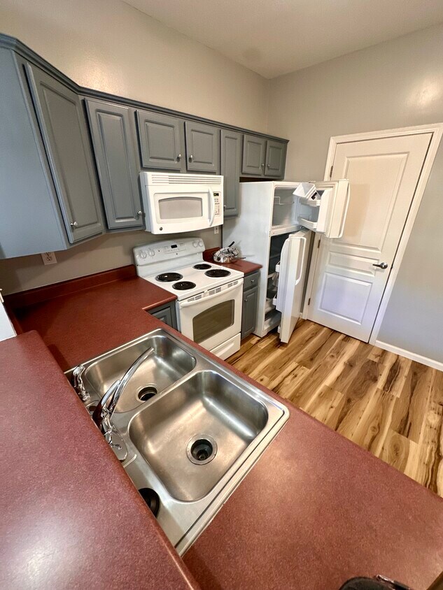 Full kitchen with dishwasher, microwave - 518 N 5th St