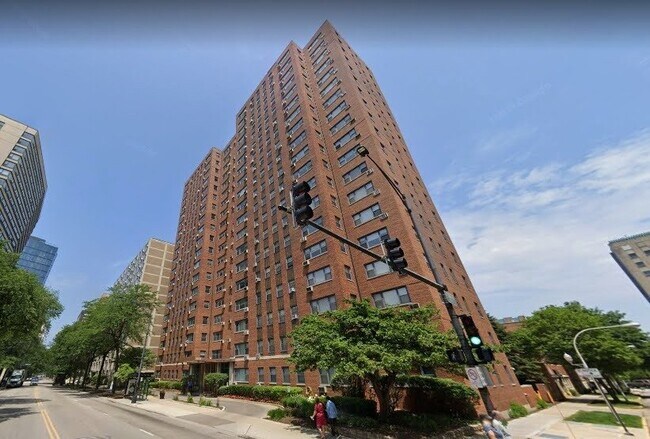 Building Photo - 2909 N Sheridan Rd