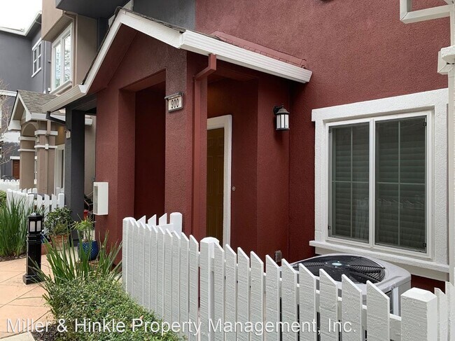 Building Photo - 2 br, 2.5 bath House - 900 Rancho Place