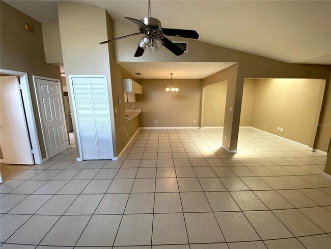 Foto del edificio - 755 Golden Sunshine Cir