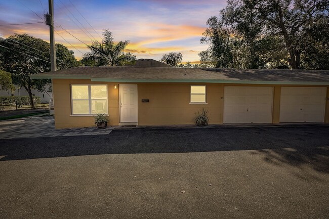 Building Photo - 2 Bed / 1 Bath Cozy Downtown Duplex Apartment