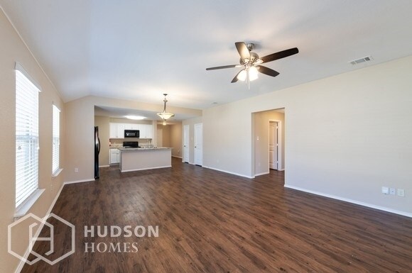 Foto del edificio - SELF TOUR NOW! - 107 Pony Ct, Waxahachie, ...