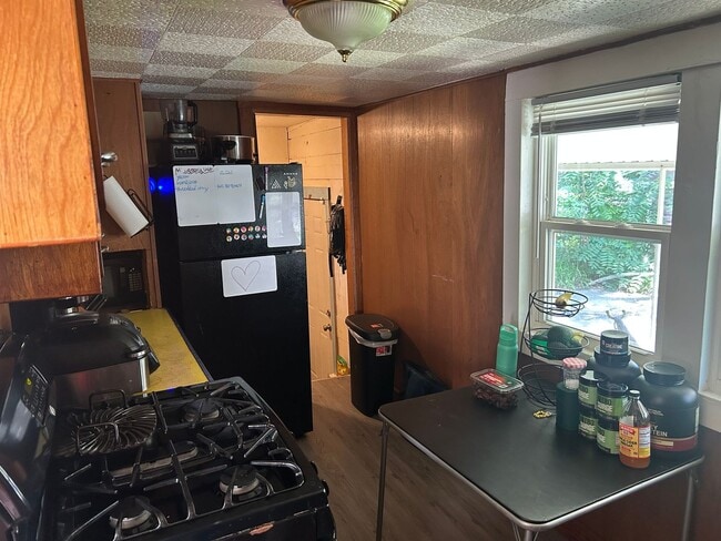 Building Photo - 2 Bedroom House available for SUBLEASE Sep...