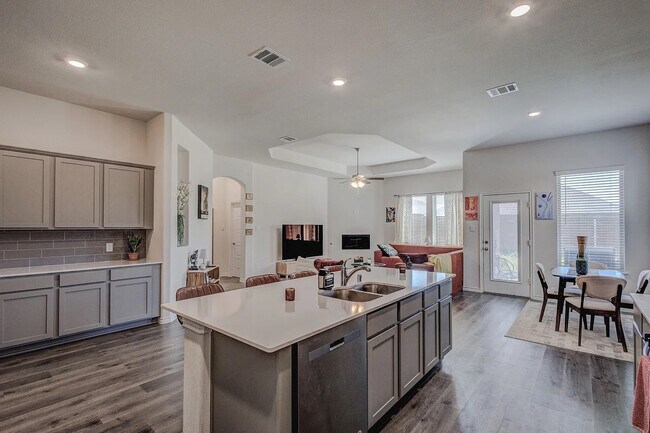 Foto del edificio - Room in House on Newby Ln