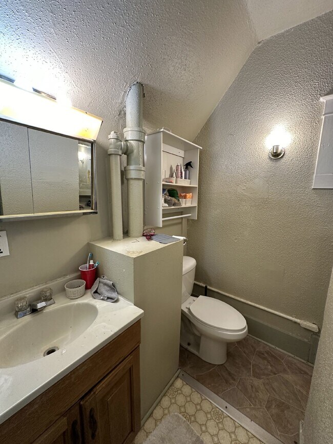 Foto del edificio - 3 Bed 1 Bath duplex close to UWEC!