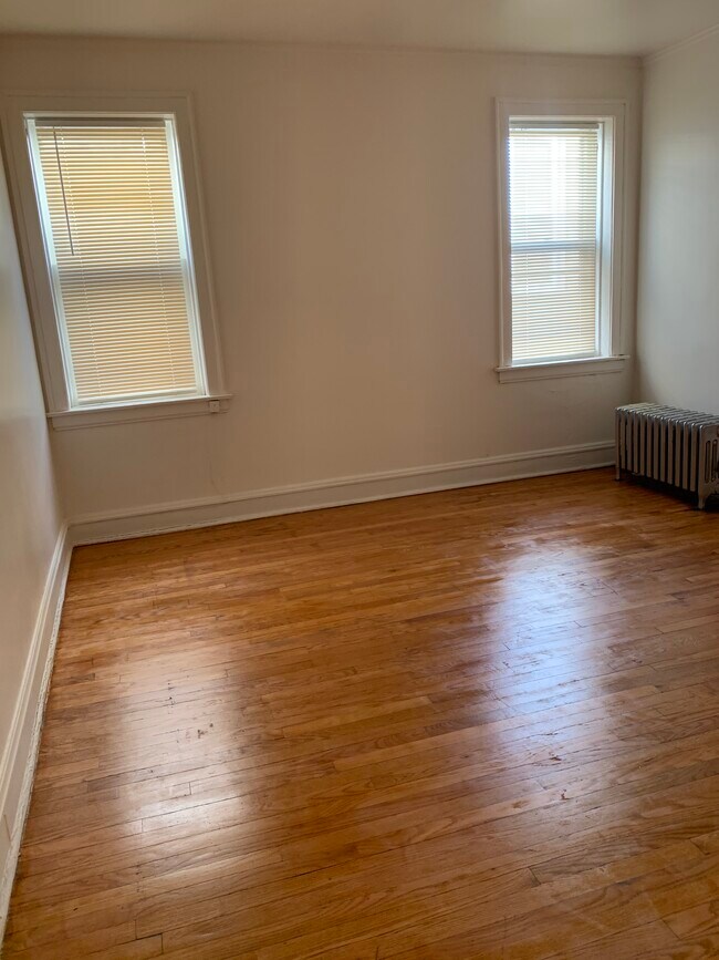 Main bedroom - 6231 N Francisco Ave