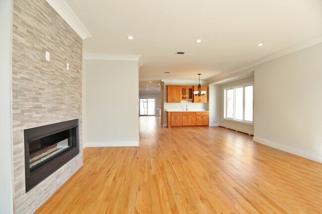 Building Photo - 463 Roff Ave