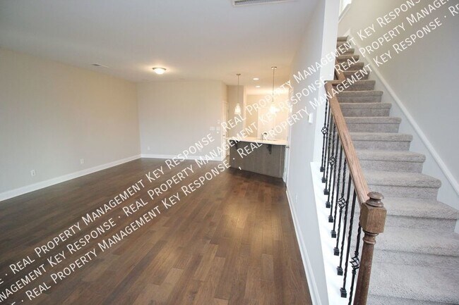 Building Photo - Gorgeous town home with 50% off move in sp...