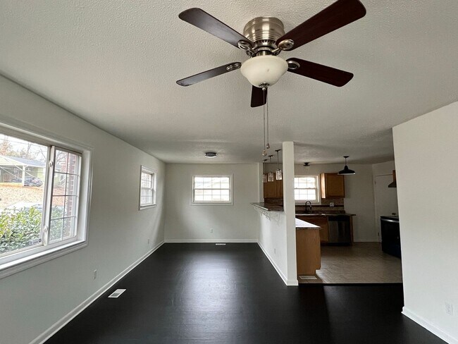 Foto del edificio - COMING SOON- 4bed/1.5bath for rent!