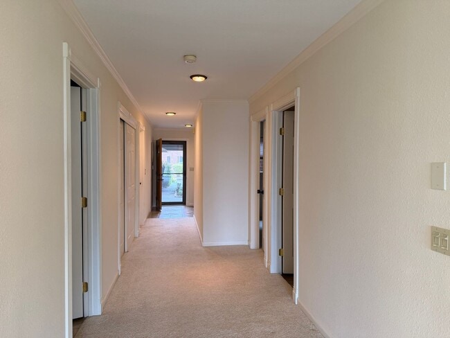 Building Photo - Mukilteo View Condo