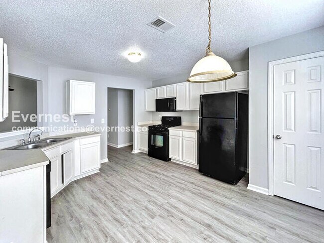 Foto del edificio - 4 Bed/3 Bath Home with Garage / Pet-Friendly / Available Now!