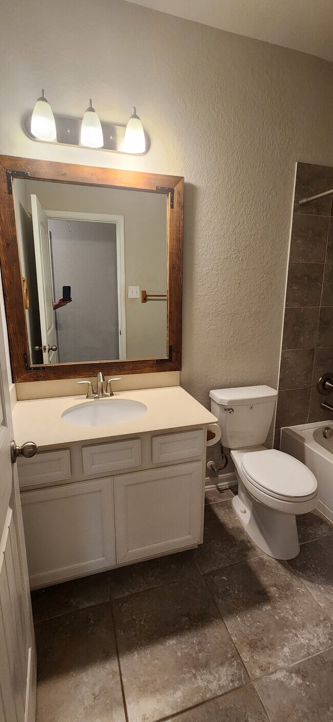 Foto del edificio - 5022 Brewcastle Ln