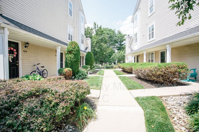 Building Photo - 3807A Saxony Dr