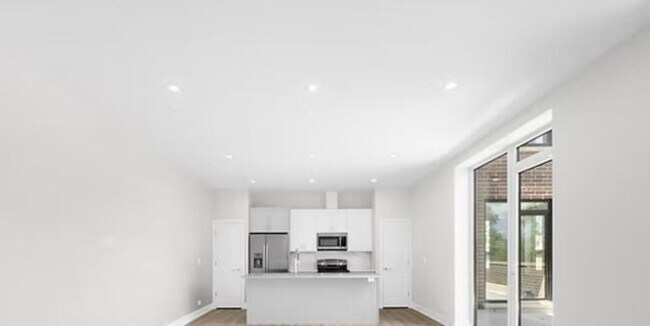 Building Photo - 2 bedroom in CHICAGO IL 60630