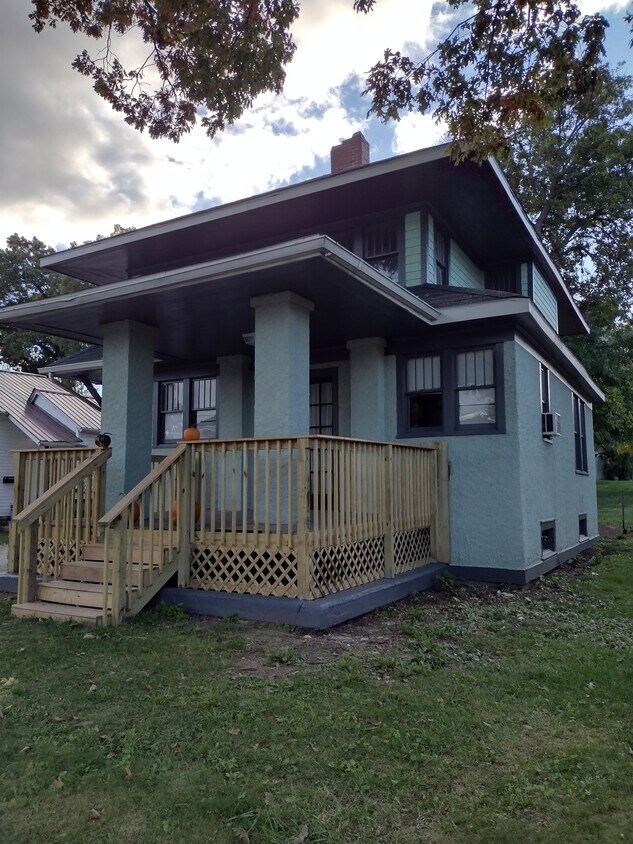 Primary Photo - 1002 S Cavin St