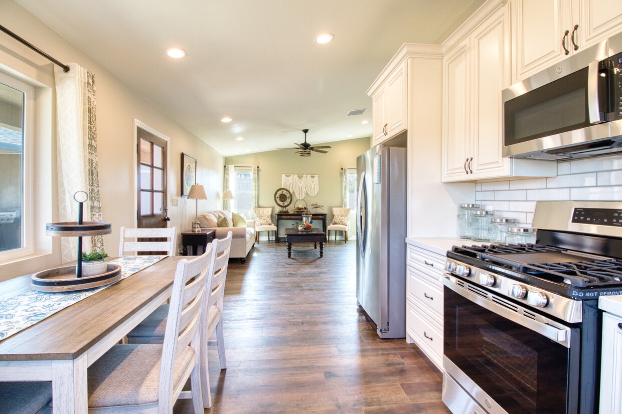 Foto principal - 15671 Ridgeway Ave