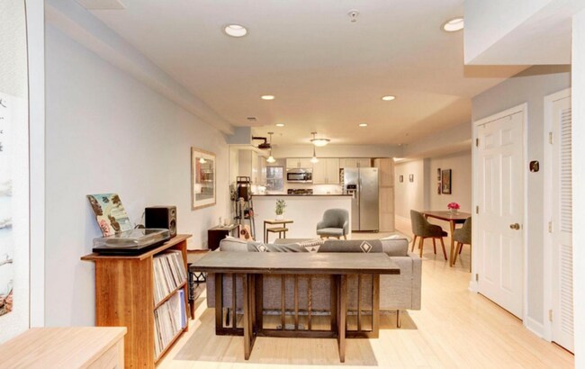 Building Photo - 1 + Den + Parking included! Modern Hidden ...