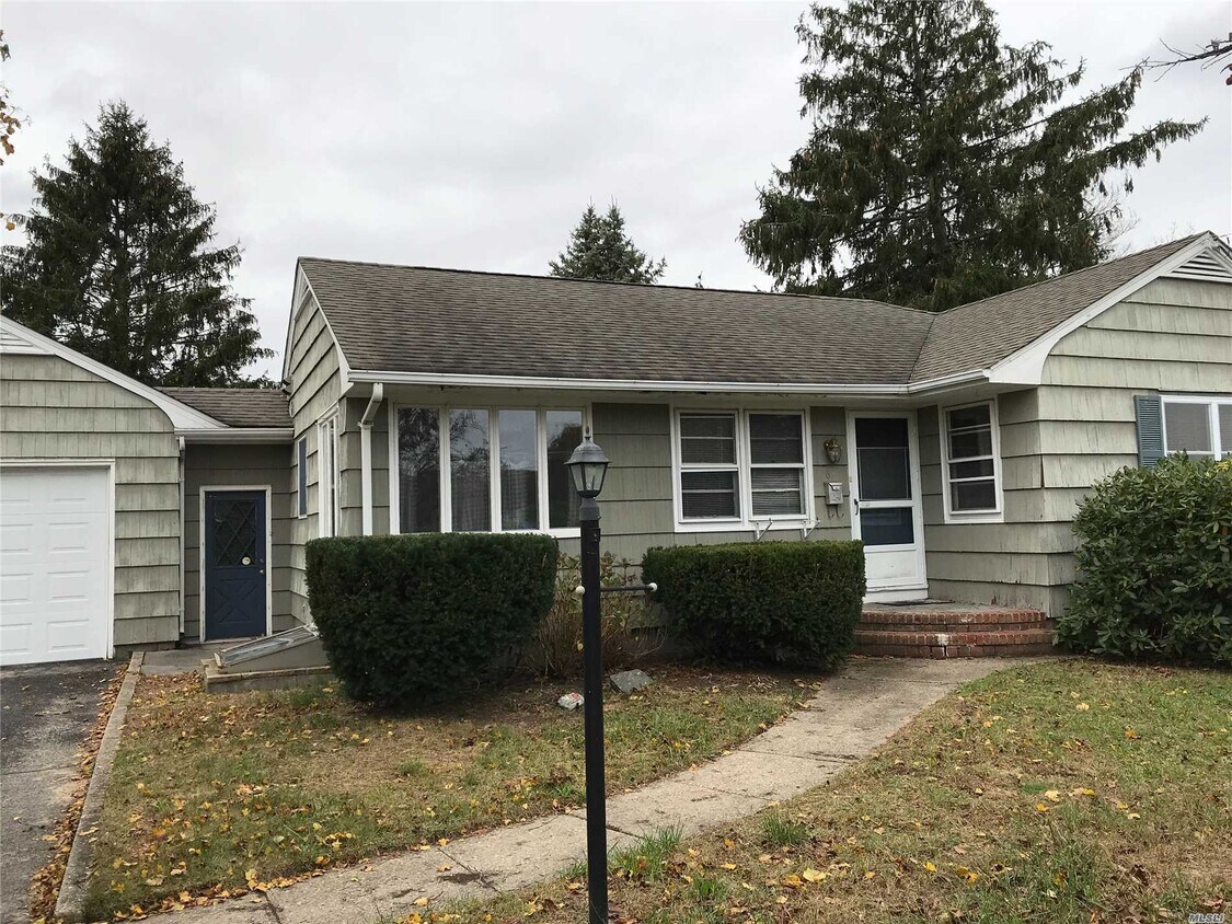 61 Sunrise Ave, Riverhead, NY 11901 House Rental in Riverhead, NY