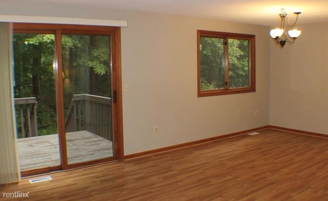 Building Photo - 18 Oak Forest Dr