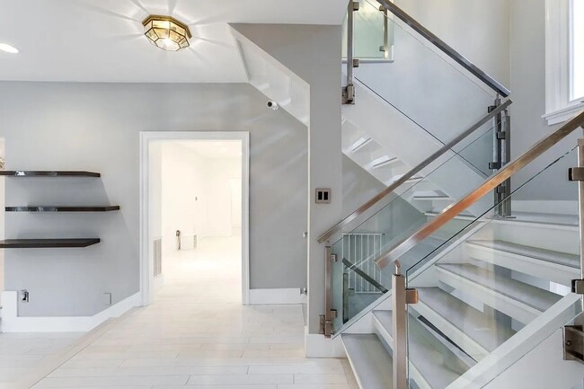 Foto del edificio - 4611 Charleston Terrace NW