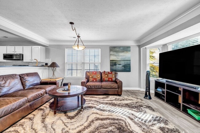 Building Photo - Fully Furnished 2 Bedroom, 2.5 Bath Townho...