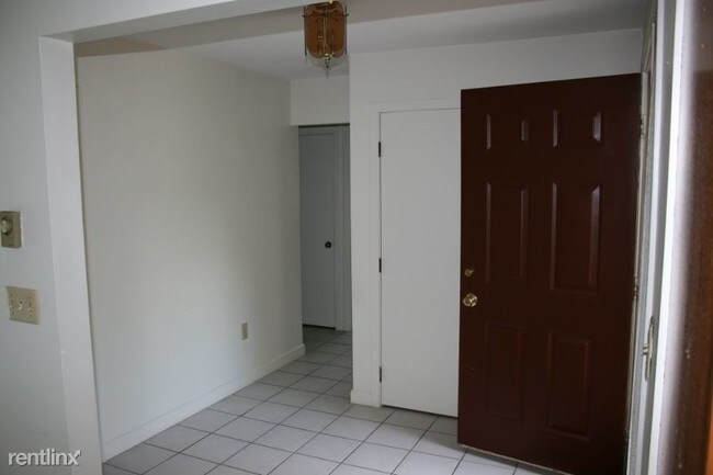 Building Photo - 30 Sweet Meadows Ct