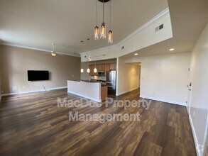 Building Photo - 900 Barton St